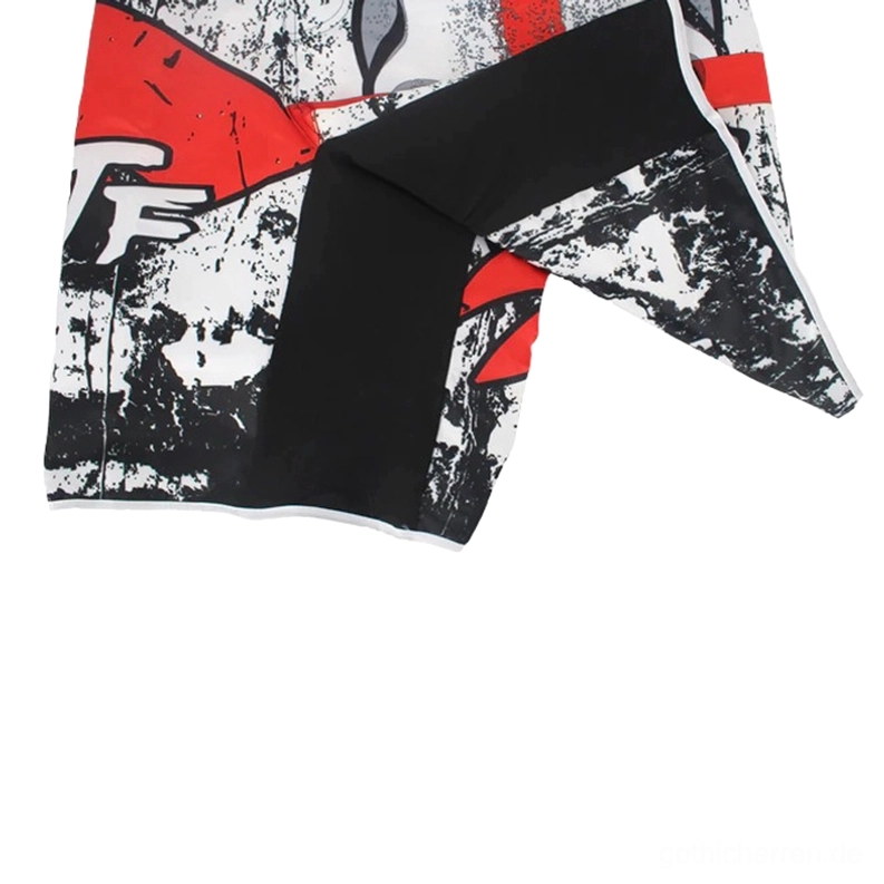 Flache Gesamtansicht der schwarzen athletischen Gothic-Shorts mit mehrfarbigem rotem und weißem Totenkopf-Kreuz-Design und abgenutztem Distressed-Finish, komplette Ansicht