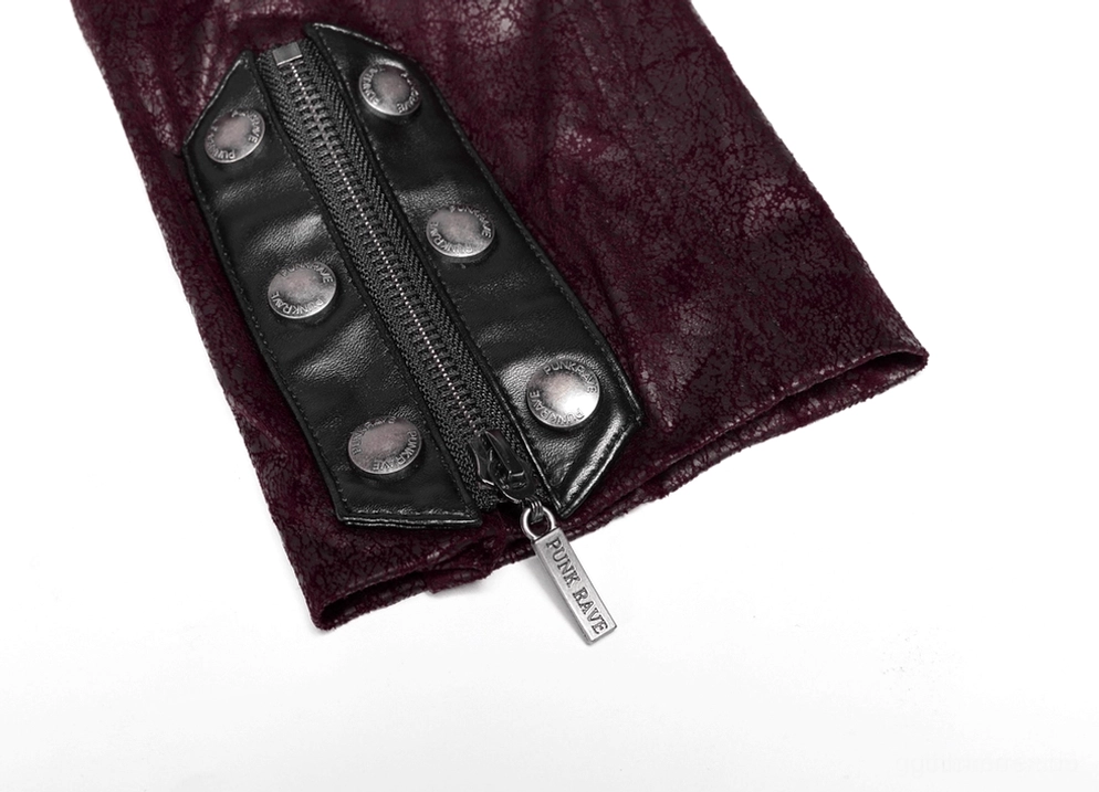 Bordeaux-Leder-Trenchcoat Schulterdetail mit gepolsterter Konstruktion und Metallzubehör, strukturierte Gothik-Schultern, Nahaufnahme-Fotografie