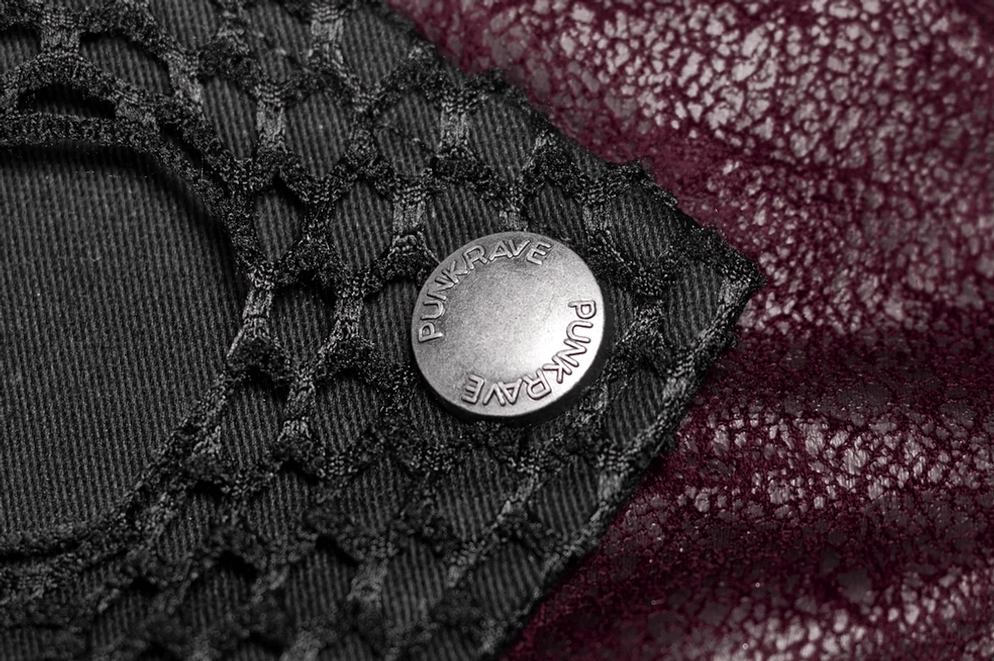 Nahaufnahme der geprägten Metallschaltfläche auf dem bordeaux-gothischen Leder-Trenchcoat, handwerkliche Verarbeitung und Hardware-Detail sichtbar