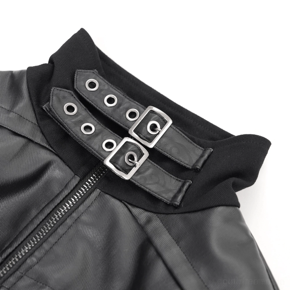 Nahaufnahme des Kragens vom schwarzen Gothic-Trenchcoat mit doppelten schwarzen Kunstleder-Metallschnallen-Riemen und Metallösen-Details