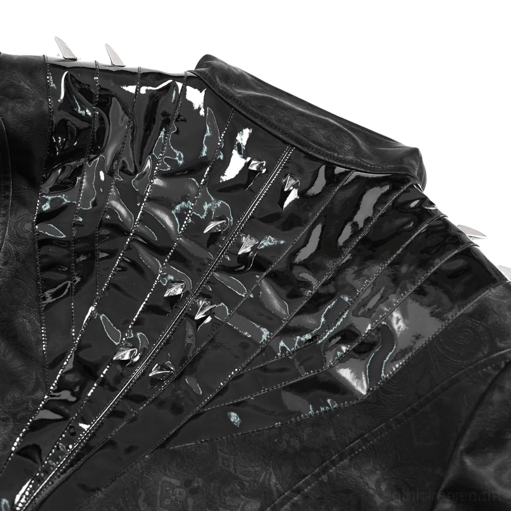 Detailaufnahme des gespickten Kragens und glänzenden Kunstleder-Trim auf Gothic-Trenchcoat, präzise Nähte und Finish