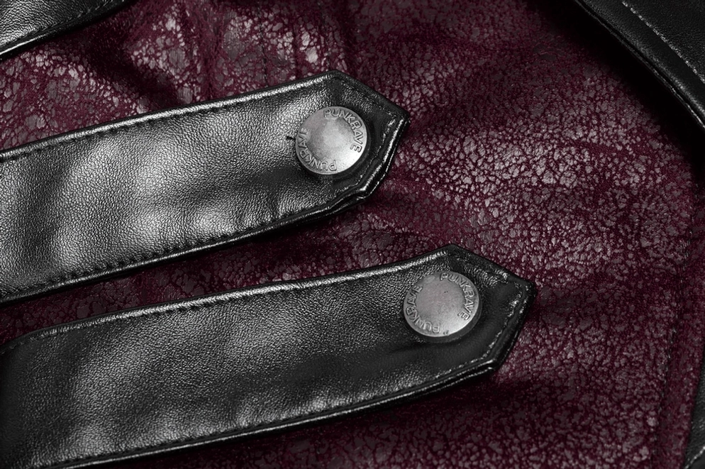 Nahaufnahme der bordeaux-gothischen Trenchcoat-Manschette mit schwarzen Ledereinsätzen und Metalldruckknöpfen, Verschlussdetail-Fotografie