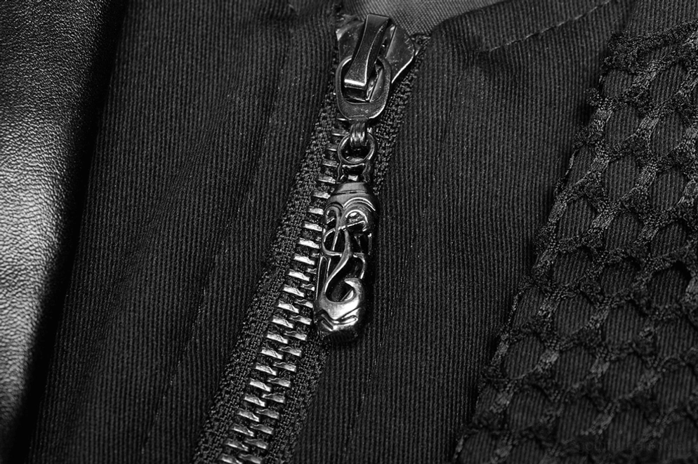 Makroaufnahme des Metallreißverschlusses am bordeaux-gothischen Leder-Trenchcoat mit schwarzem Mesh-Stoff und Ledereinsätzen, Detail-Fotografie