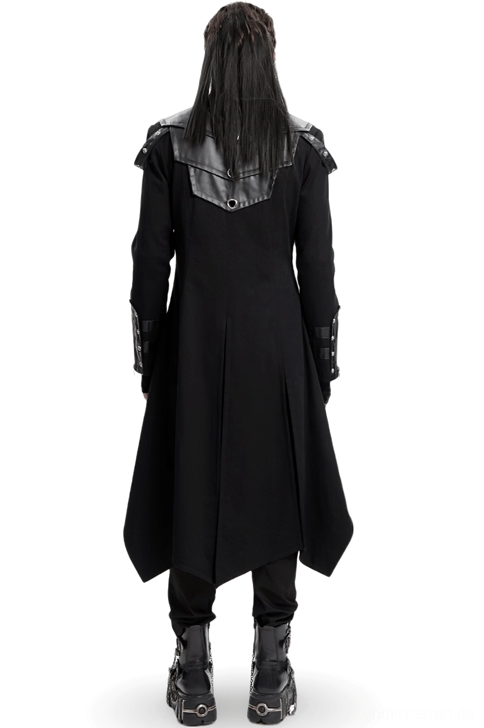 Rückansicht des schwarzen Gothic-Trenchcoats mit geteiltem Saumfeld und Lederoberseiten-Einsatz, Metallhardware-Akzente auf Rückseite, Punk-Industrial-Stil