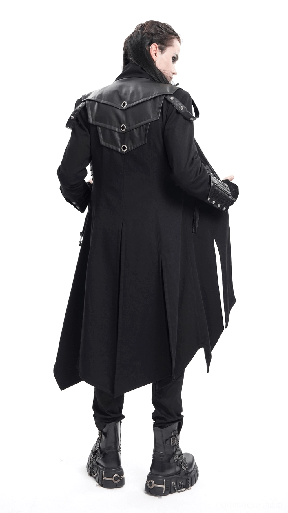 Schwarzer Gothic-Trenchcoat Rücksicht Dreiviertel-Ansicht, zeigt Leder-Paneel-Platzierung, geteilten Saum und Metallhardware-Positionen