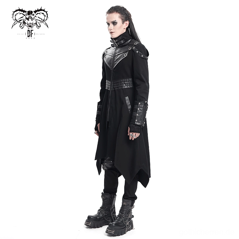Saumdetail des schwarzen Gothic-Trenchcoats, zeigt asymmetrische Schnittform und geteilte Paneel-Konstruktion mit schwarzem Kunstleder