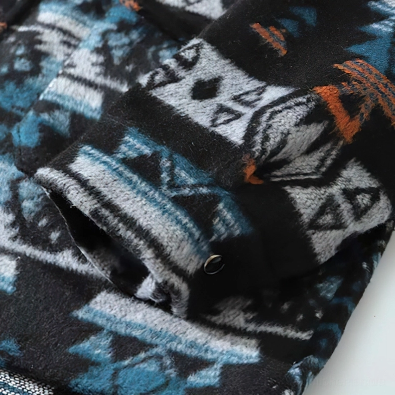 Gothic Tribal Geometric Hemd Saum Detail – Entspannter Schnitt mit weich geformtem Saum für Alternative Menswear und komfortable Gothic Fashion Kombination