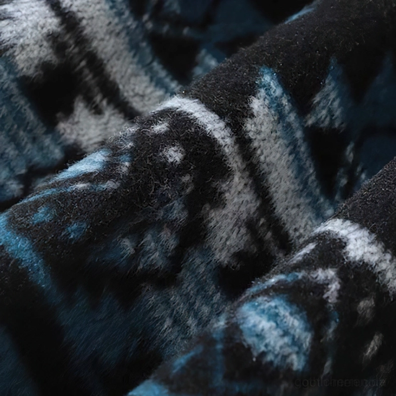 Gothic Tribal Geometric Hemd Vollständige Vorderansicht – Komplettes okkultes Tribal-Pattern-Design mit Turn-Down-Kragen, Knöpfen und Brusttaschen für Dark Aesthetic