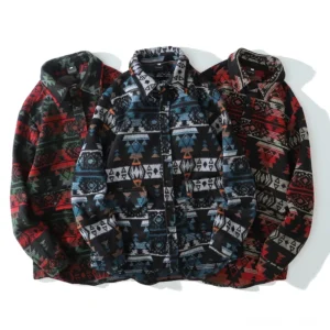 Gothic Tribal Geometric Print Hemden Kollektion Flat Lay – Mehrfarbige okkulte Designs in Blau-Schwarz, Grün-Rot und Rot-Grau auf strukturiertem Fleece-Gewebe mit klassischen Turn-Down-Kragen und Brusttaschen
