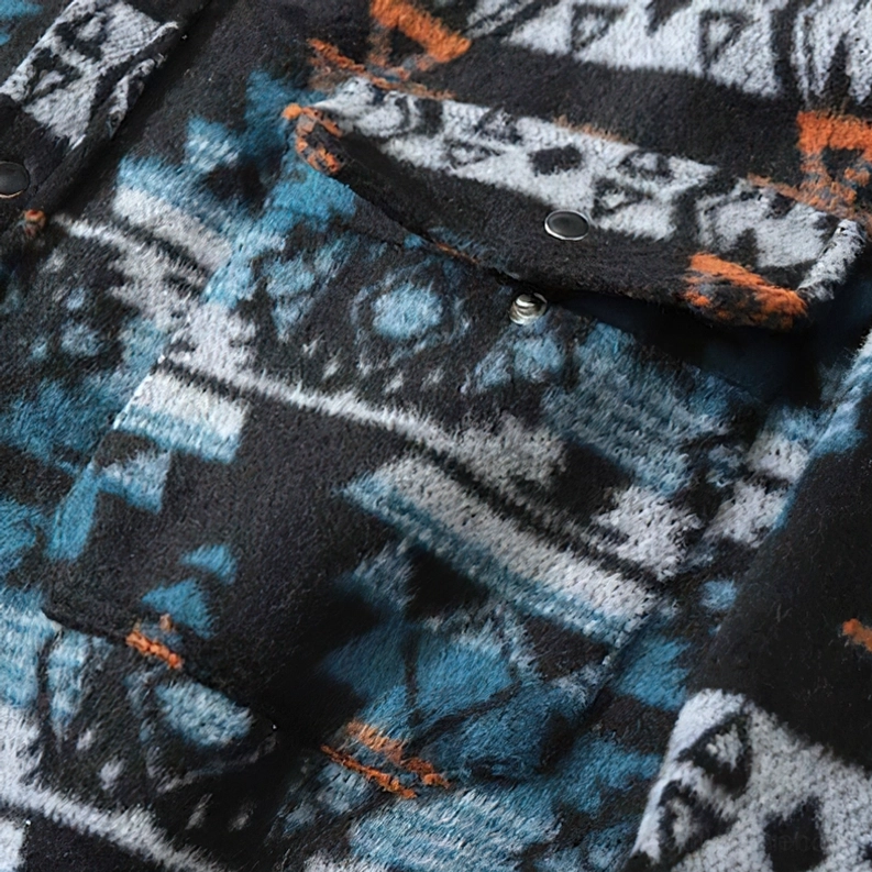 Gothic Tribal Hemd Knopfleiste und Tasche Detail – Single-Breasted Knopfverschluss mit funktionaler Brusttasche für Alternative Menswear und Gothic Fashion