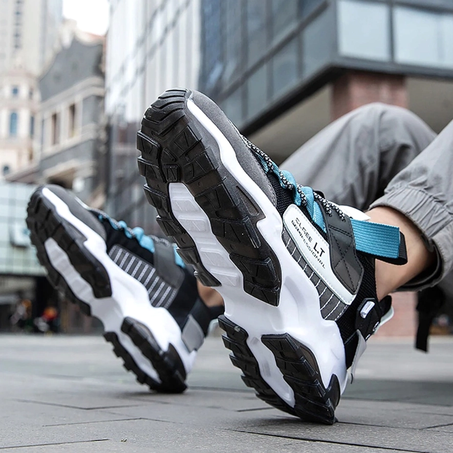 Alternative Fashion Turnschuhe getragen auf urbaner Stadtstraße Tiefwinkel-Perspektive schwarzgrau-blaues Paar Modern-Lifestyle