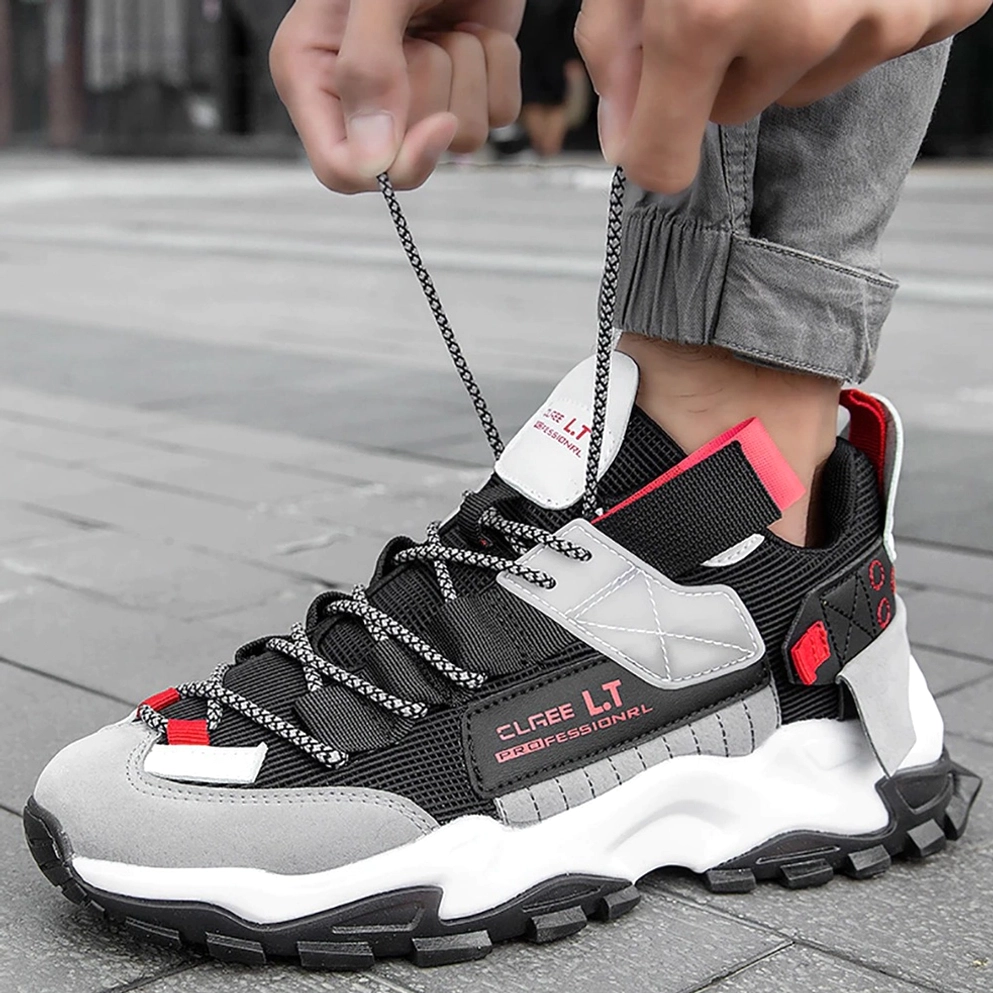 Dark Subkultur inspirierte Turnschuhe Viertelansicht Seitenprofil Chunky-Konstruktion Statement-Design Industrial-Ästhetik