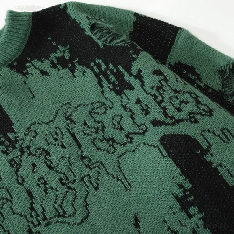 Gothic-Typografie-Druck-Grafik Nahaufnahme auf Strickpullover mit schwarzem Druckmuster auf Waldgrün, ausgefranstes Textildetail