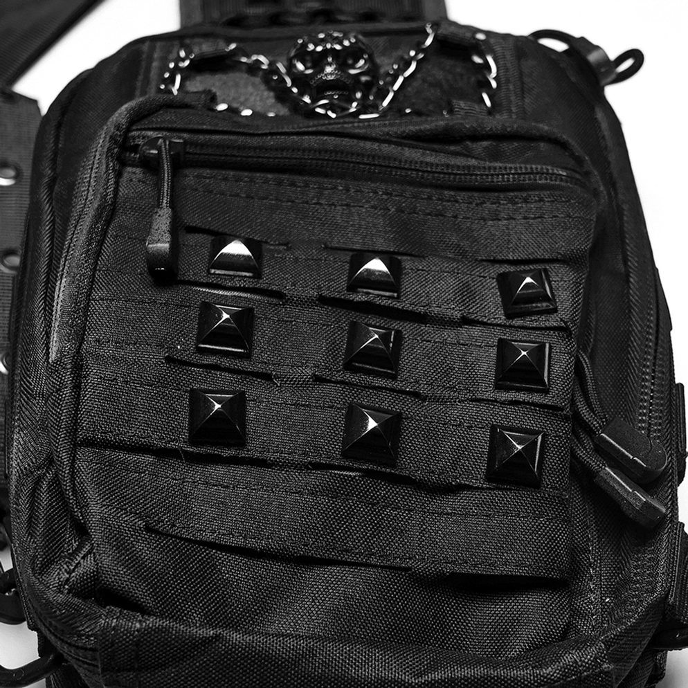 Nahaufnahme Detail der pyramidenförmigen Nieten und Metall-Totenkopf-Ornament auf der Gothic Crossbody-Tasche – handwerkliche Verarbeitung
