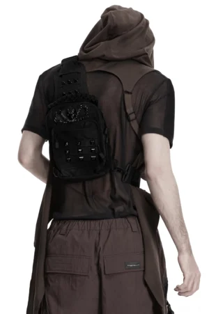 Gothic Crossbody-Tasche Rückansicht – verstellbarer Webbings-Schultergurt mit Metallnieten und Schnallen-Details auf männlichem Model