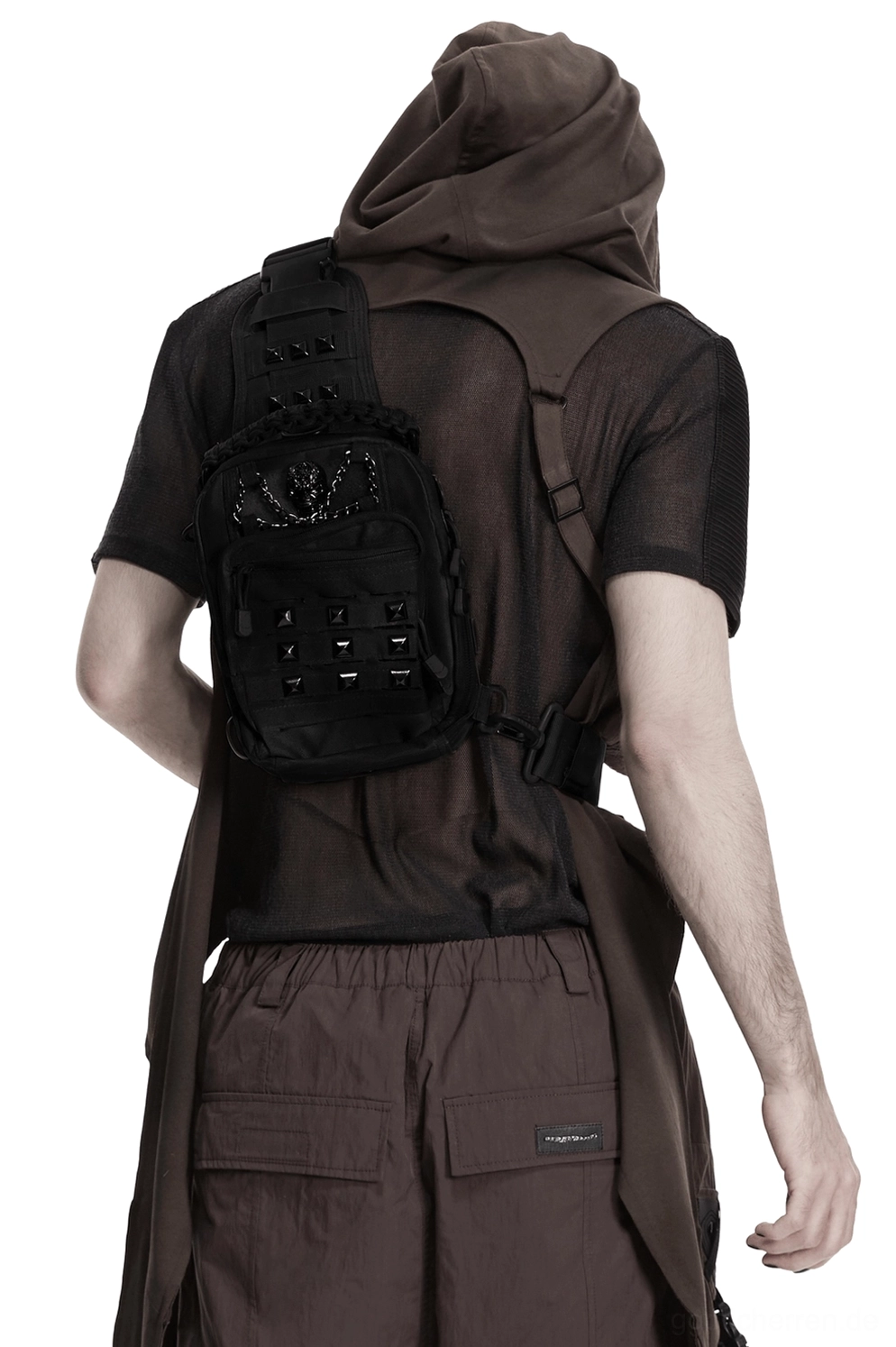 Gothic Crossbody-Tasche Rückansicht – verstellbarer Webbings-Schultergurt mit Metallnieten und Schnallen-Details auf männlichem Model