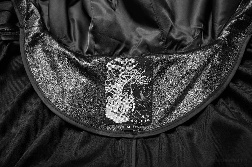 Gothic Umhang Innenfutter Detail – Satin-Innenfutter mit Größenetikett und handwerkliche Verarbeitungsqualität