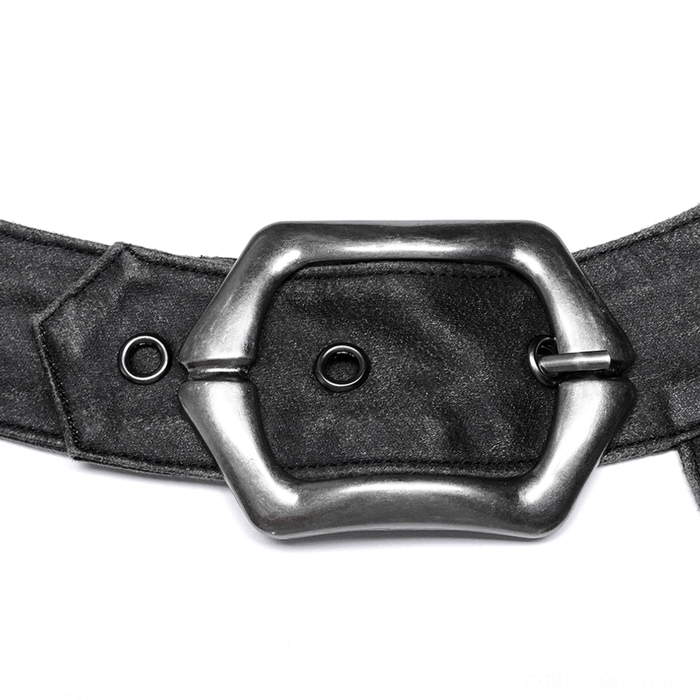 Detaillierte Ansicht der großen antiksilber quadratischen Schnalle der Gothic Crossbody Harness-Tasche mit industriellem Metallhardware