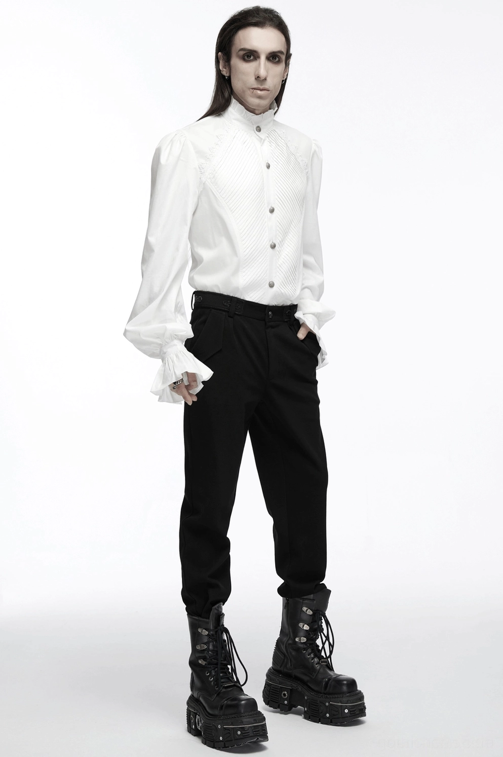 Weißes Gothic Victorian Hemd mit Bubbleärmeln und Rüschenkragen, Styling-Ansicht in Alternative Fashion Kontext mit dramatischem Ausdruck
