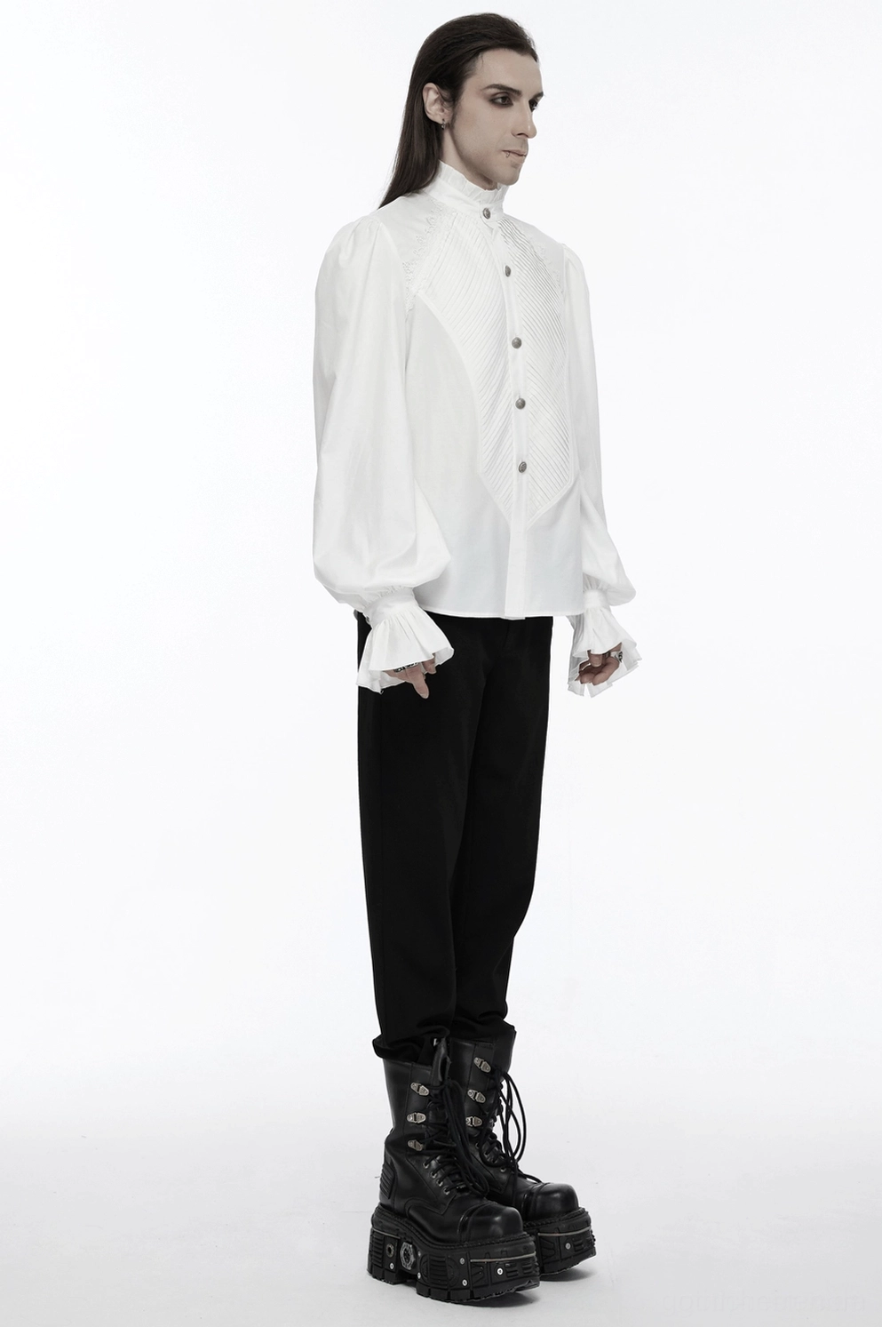 Nahaufnahme Stofftextur des Gothic Victorian Hemdes zeigt gepresste glänzende Webpolyester-Konstruktion mit feinen Details