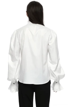 Gothic Victorian Hemd mit Bubbleärmeln Rückansicht, Ansicht der minimalistischen Rückseite und voluminöser Ärmel, getragen auf Model mit schwarzer Hose