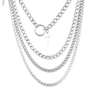 Komplettes vierteiliges mehrschichtiges Gothic Kette Set in Silberton Flat Lay, vier unabhängige Ketten mit Kreuz- und O-Ring Anhängern, perfekte Draufsicht der layered choker Kette