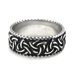 Gothic Wikinger Knot Ring Seitenansicht links – Edelstahl mit erhabenem keltischem Muster und polierter glatter Innenseite