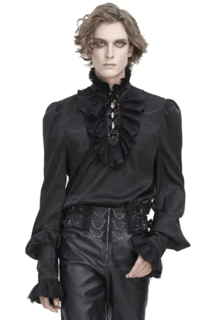 Gothic viktorianisches schwarzes Spitzenhemd mit Bischofärmeln und Rüschenkragen auf männlichem Model, schwarze Lederhose mit Kettenverzierung, komplettes Frontal-Styling für alternative Fashion