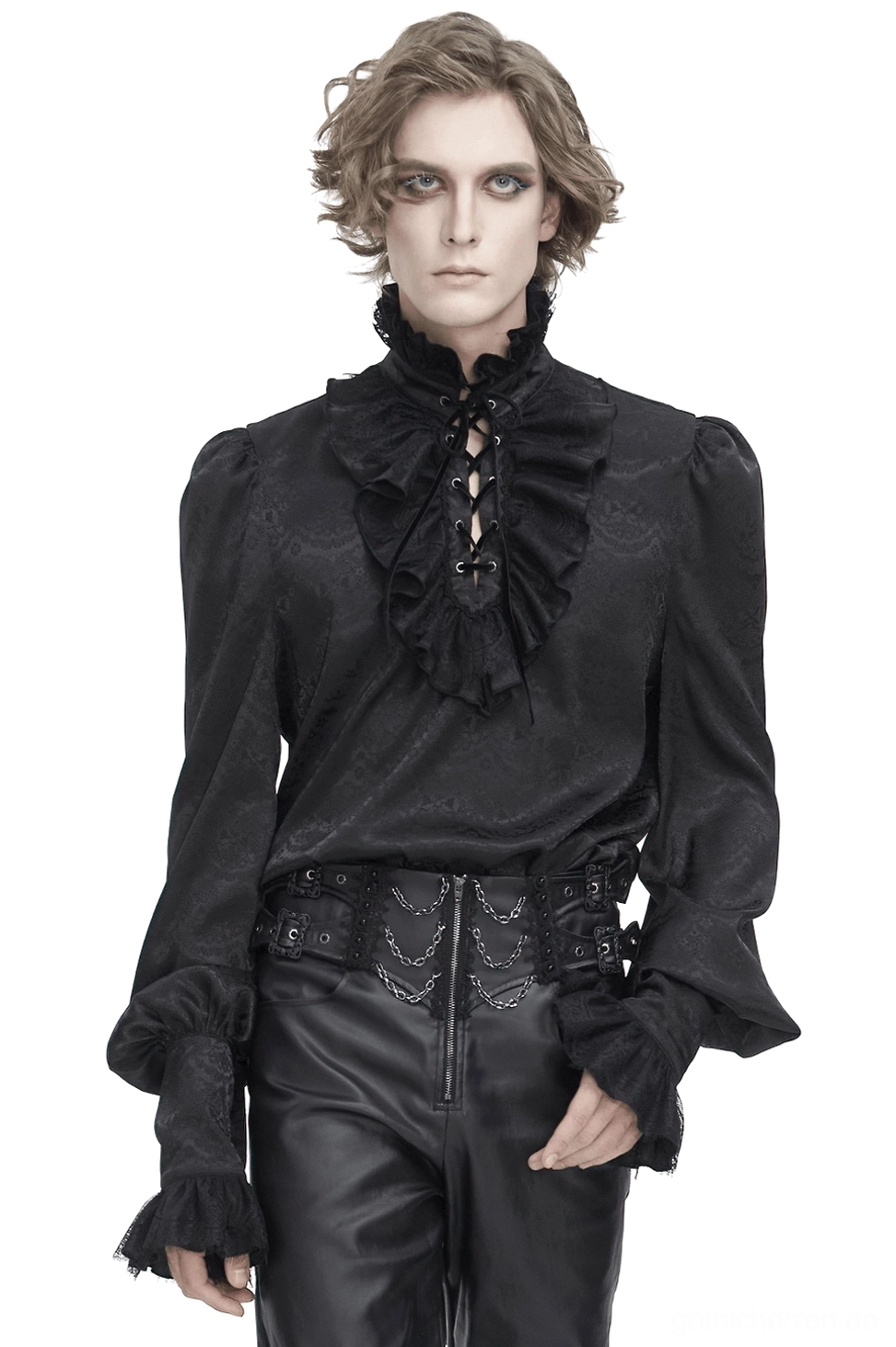 Gothic viktorianisches schwarzes Spitzenhemd mit Bischofärmeln und Rüschenkragen auf männlichem Model, schwarze Lederhose mit Kettenverzierung, komplettes Frontal-Styling für alternative Fashion