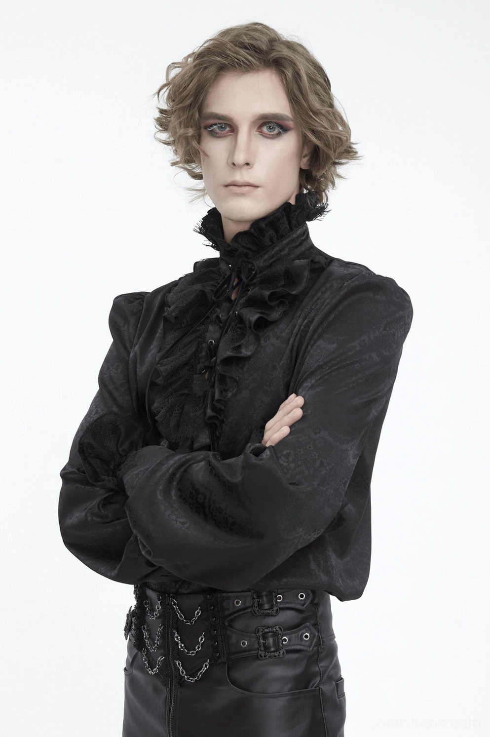 Schwarzes gothic viktorianisches Spitzenhemd zeigt theatralisches Rüschenelement am Kragen und raffinierte Spitzendetails der viktorianisch-inspirierten Neckline, Detailaufnahme