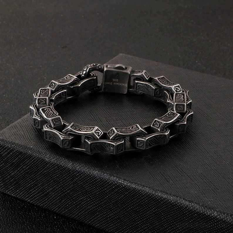 Gothic vintage Edelstahl Herrenarmband – Kettenglied Textur Oberflächenstruktur Gravur Nahaufnahme