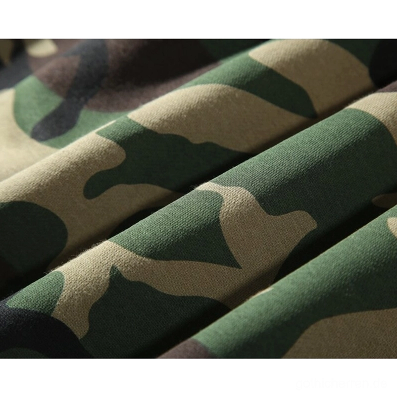 Nahaufnahme der weichen Fleece-Textur mit detailliertem Waldtarn-Muster in Grün-, Braun- und Beigetönen