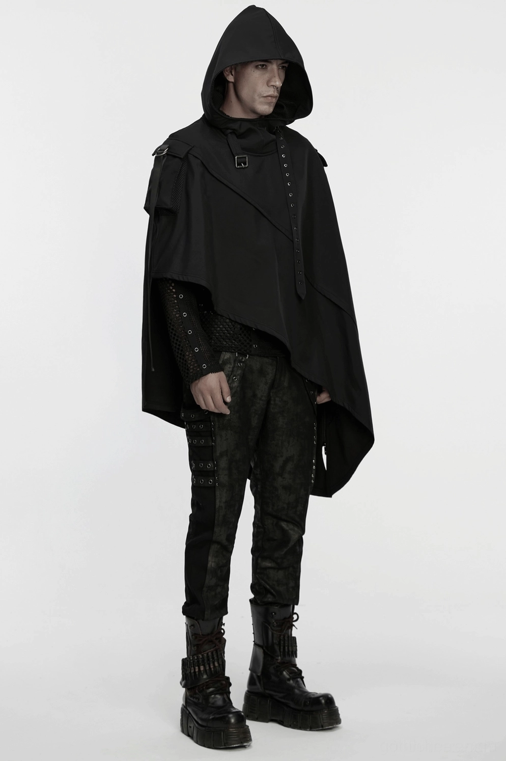Schwarzer Gothic Wasteland Cape mit Gesamtlängenansicht asymmetrischer Saumlinie, wasserdichte Stofftextur und strukturierte, dramatische Silhouette