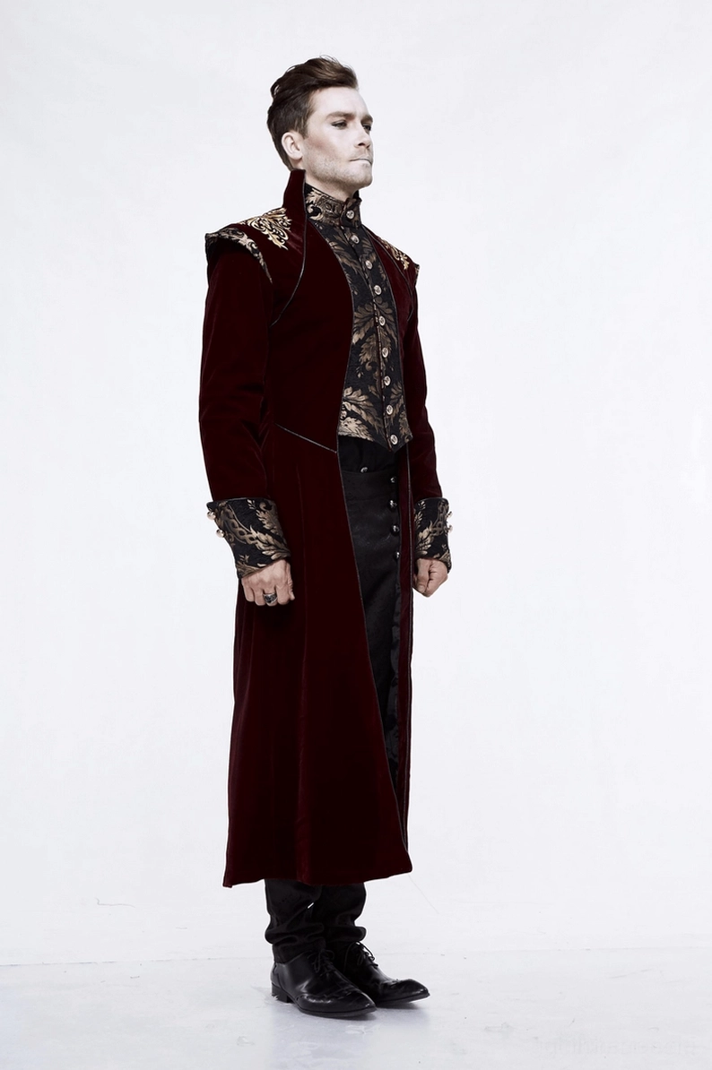 Rechtes Seiten-Silhouette gothischer weindunkler langer Mantel mit eleganten Fall und Gold-Muster Innendetails formal aristocratisch