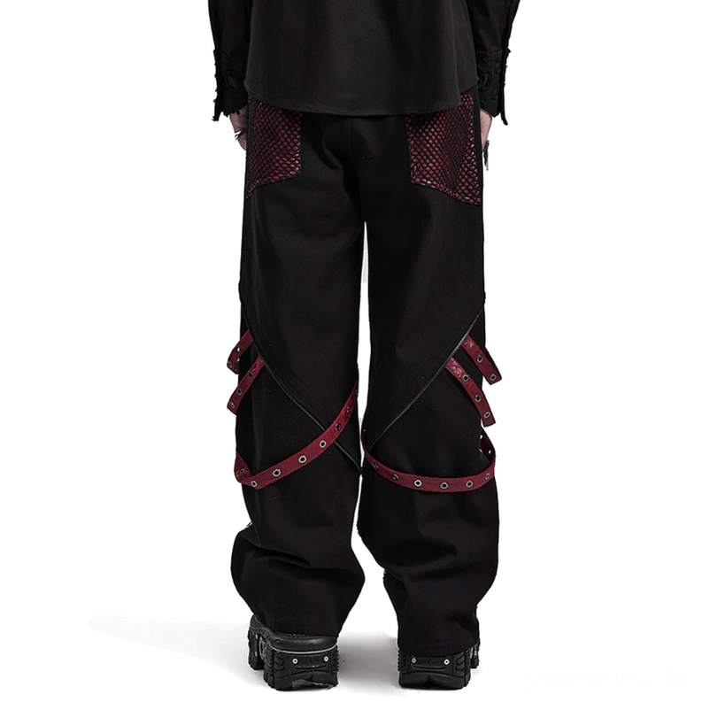 Rückansicht der Gothic weite Hose mit gekreuzten weinroten Beinharnessen, Mesh-Rückentaschen und strukturiertem Bund auf männlichem Modell