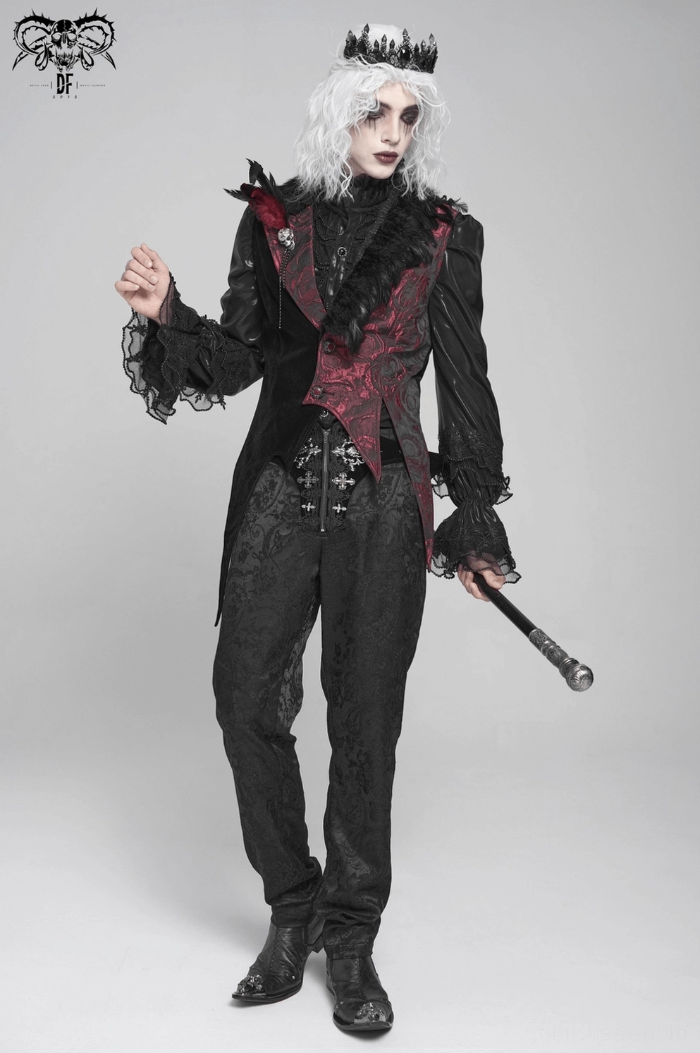 Alternative Winkelansicht der weinrot-schwarzen Gothic-Weste mit Federkragen-Dimension und Jacquard-Textur
