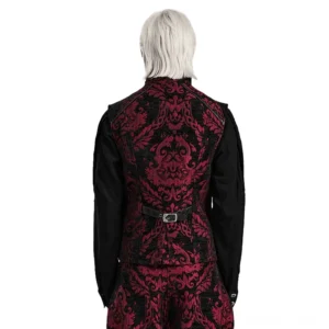 Gothic viktorianische Anzugweste Rückansicht auf platinblondem männlichen Modell, zeigt vollständiges rot-schwarzes Damastmuster, verstellbarer Kunstledergürtel mit Vintage-Metallschnalle