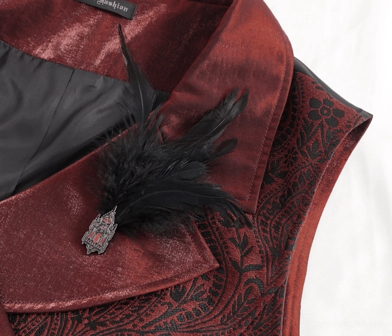Makrofotografie der metallverzierte Federfibel auf weinrotem Paisley-Brokatioff der Gothicweste