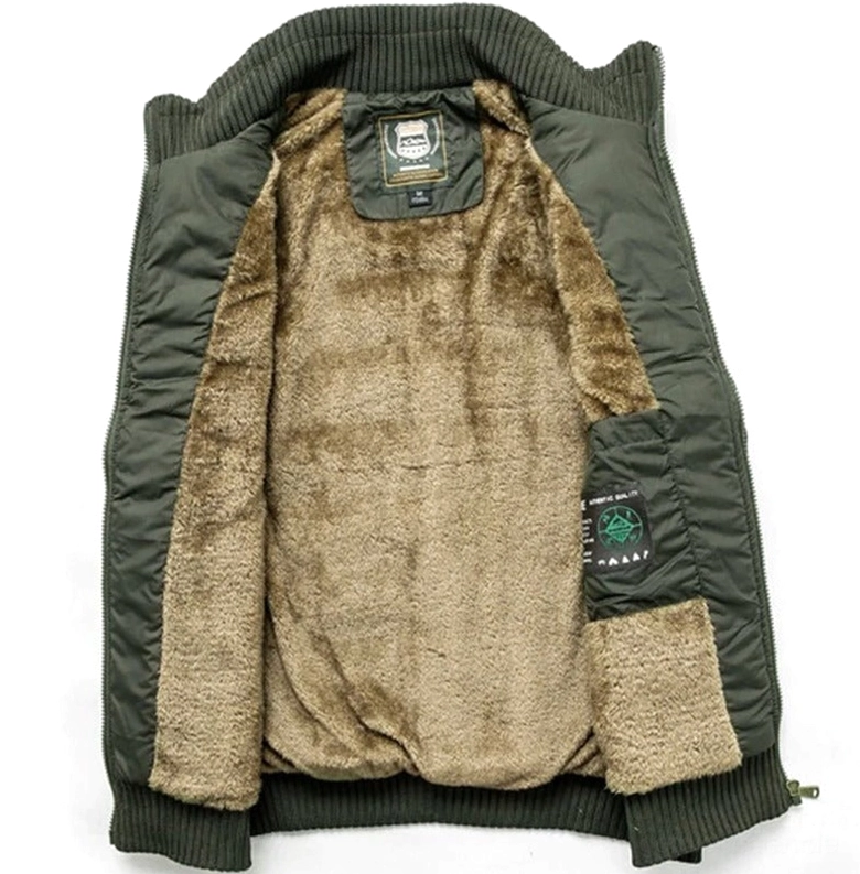 Armeegrüne Gothic Fleece Weste Innenansicht, zeigt dicke Sherpa Fleecefütterung und Markenanhänger, hochwertige Verarbeitung sichtbar