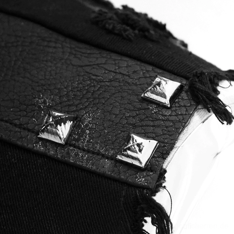 Nahaufnahme schwarzer Gothic Weste Schultergurt zeigt quadratische Pyramid Metal Studs frayed distressed Ledergewebe und Metalldetails