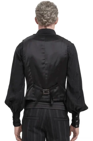 Gothic Weste Rückansicht mit satinschwarzer Rückseite und verstellbarem ornamentalem Rückengurt auf männlichem Modell, gotisches Design-Detail