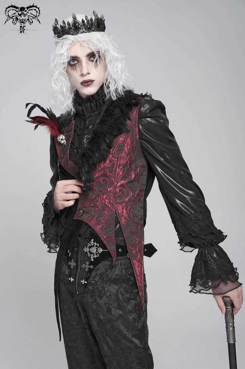 Detaillierte Seitenansicht der Gothic-Weste mit mehrschichtigem Federsaum, Jacquard-Rosenmuster und schwarzen Samtstoff-Akzenten