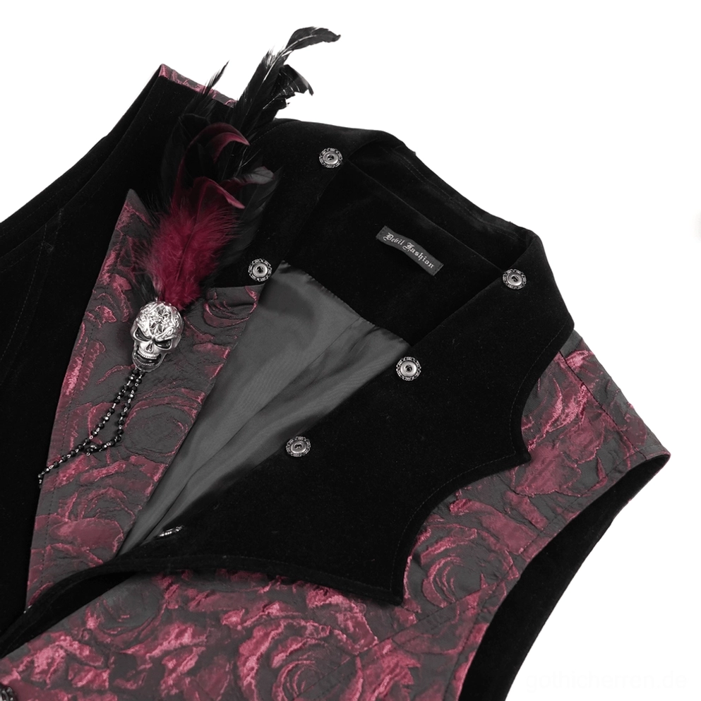 Nahaufnahme-Detailaufnahme des Totenschädel-Ansteckers mit Kettenverzierung, kastanienbrauner Federakzent, Samtsaum und Jacquard-Rosenstoff auf der Gothic-Weste