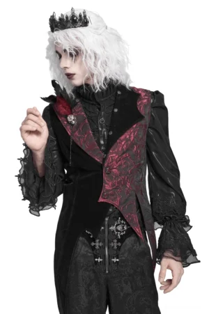 Männliches Gothic-Modell trägt weinrot-schwarze Jacquard-Weste mit Federkragen und Totenschädel-Anstecker, vordere Drei-Viertel-Ansicht mit Krone und weißer Perücke