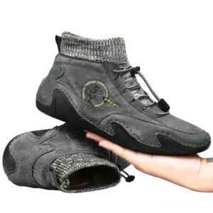 Dunkelgraue Gothic Wildleder Mid-Top Turnschuhe für Herren mit gestricktem Sockenfutter und Toggle-Schnürsystem – Dreiviertel-Seitenansicht