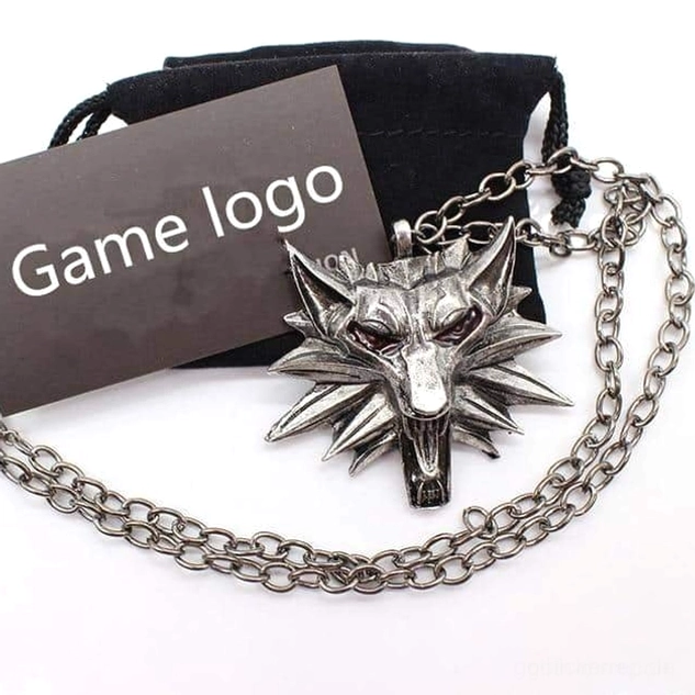 Dunkle gotische Wolf-Anhänger-Halskette mit aufwendiger Texturdetail und massiver Metallkette auf weißem Hintergrund