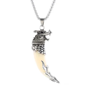 Gothic Wolfszahn Anhänger Halskette Vorderansicht Wolfskopf Metallkappe Fang-Design Grau Alternative Schmuck Detail