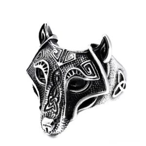 Gotischer Wolfsring mit keltischen Knoten-Gravuren, antiker Silberfinish aus Edelstahl, Draufsicht von vorne auf weißem Hintergrund, detaillierte Schnitzereien