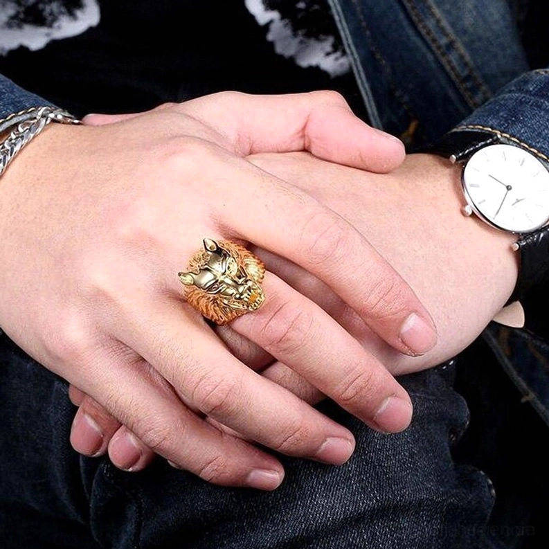Wolfbikerring an männlicher Hand getragen am Zeigefinger demonstriert raue Alternative-Stil-Trageweise mit Denimkleidung, reale Welt-Trageeffekt des gotischen Wolfrings