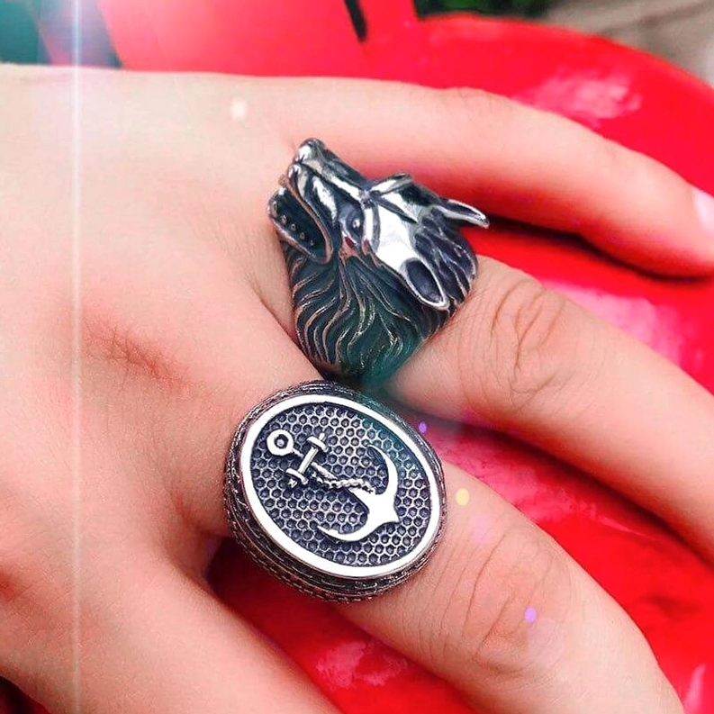 Gotischer Wolfkopf Edelstahl-Ring Multiple-Winkel-Kollektion-Vitrine zeigt alle drei Farbfinish-Optionen (Silber, Schwarzoxid, Goldton) mit verschiedenen Perspektiven und Designdetails